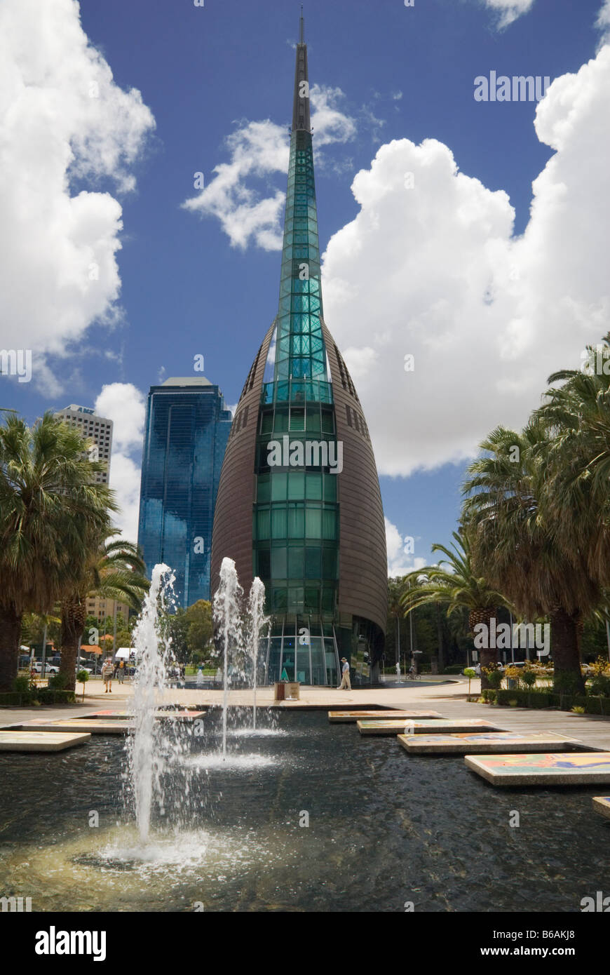 Il piazzale antistante fontane sotto il campanile home del Swan, Barrack Square, Perth, Western Australia Foto Stock