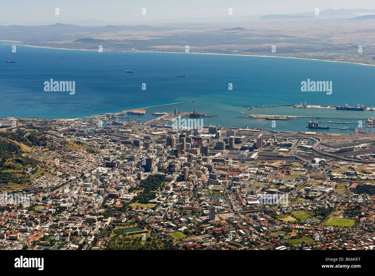 Vista dalla Montagna della Tavola sopra la città e il porto di Città del Capo Sud Africa Foto Stock
