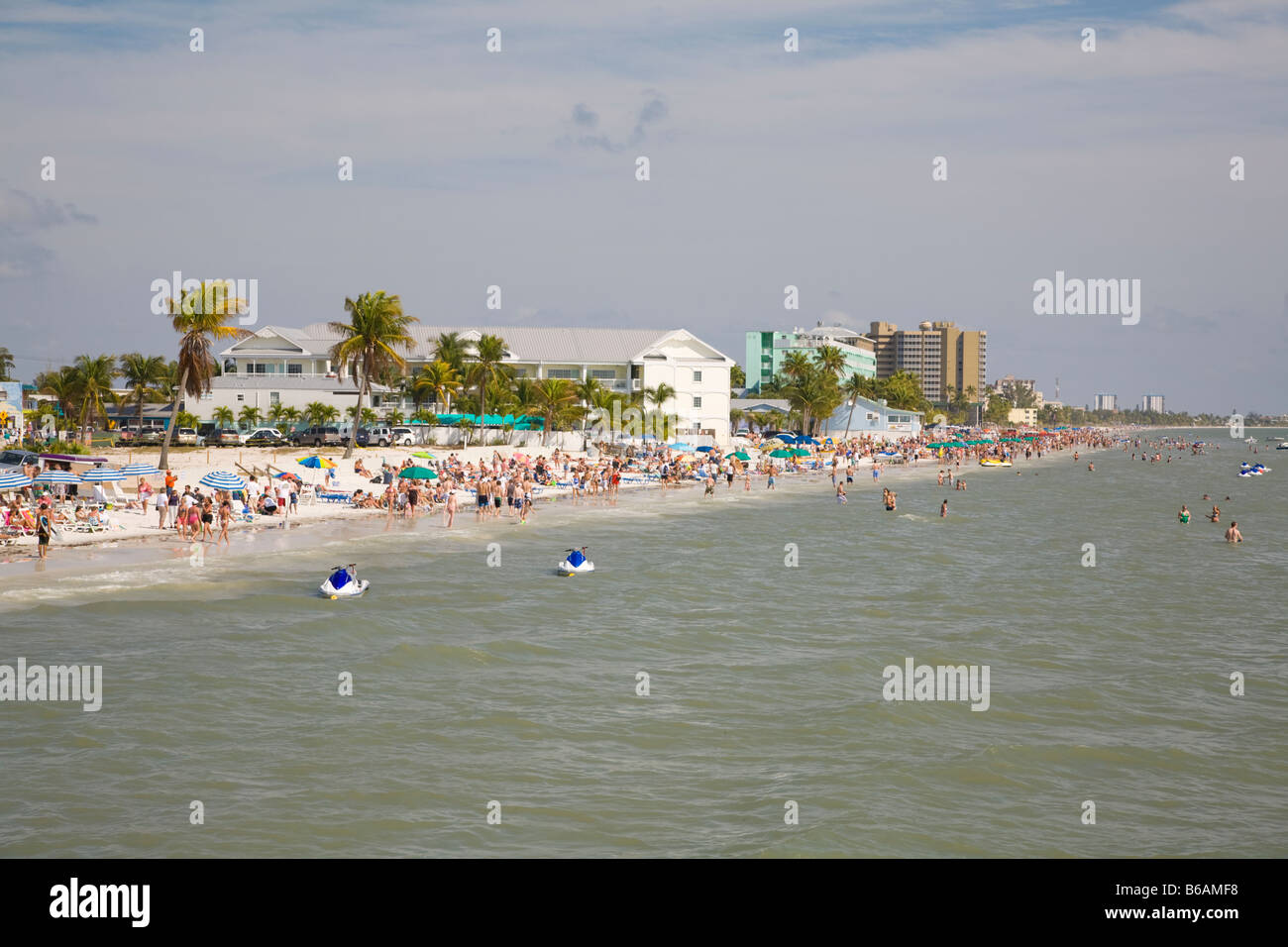 La pausa di primavera e la folla di vacanza sulla spiaggia di Fort Myers a sud-ovest del Golfo del Messico costa della Florida Foto Stock