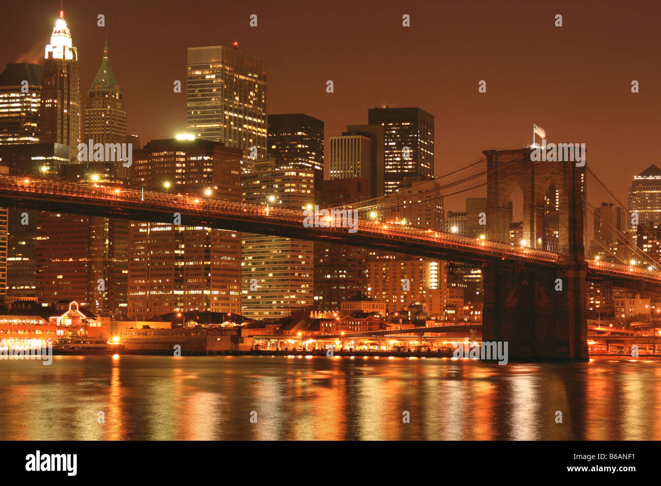 Ponte di Brooklyn e la skyline di Manhattan di notte, NYC Foto Stock