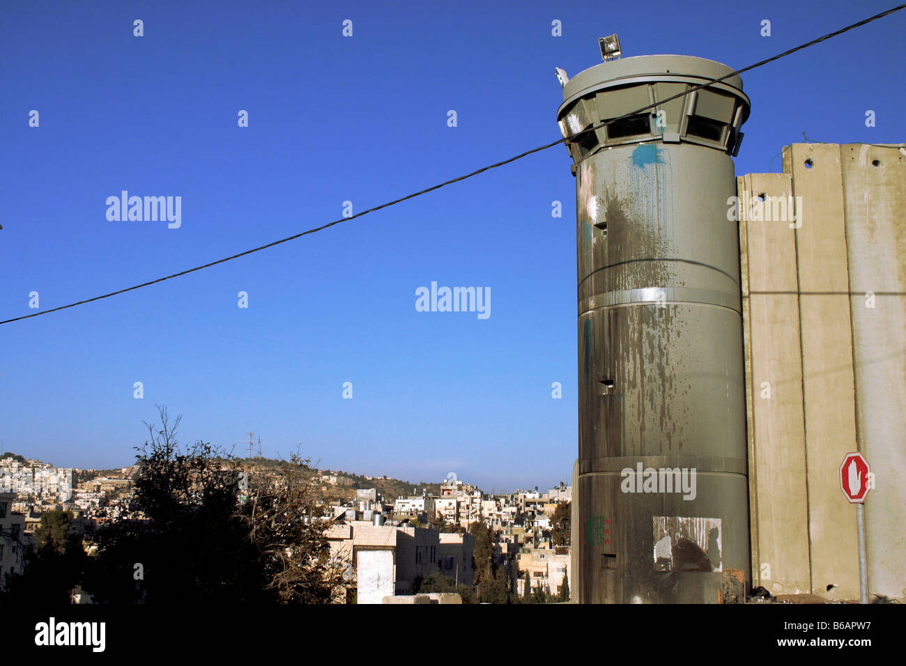 Un israeliano torre di avvistamento sulla parete di separazione a Betlemme Foto Stock