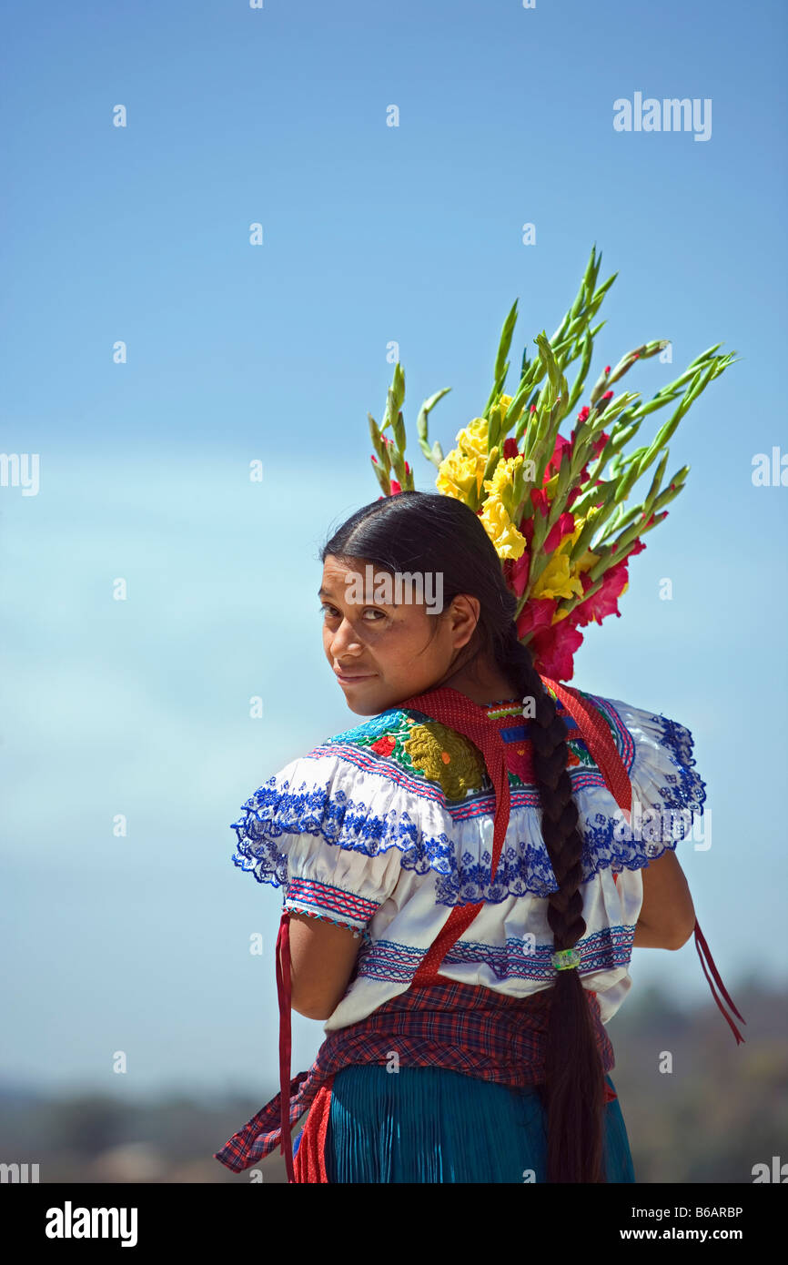 Messico, Chiapas, Amotenango del Valle, ragazza e fiori, appartenenti al gruppo etnico di Tzeltal indiani. Gli indiani Foto Stock