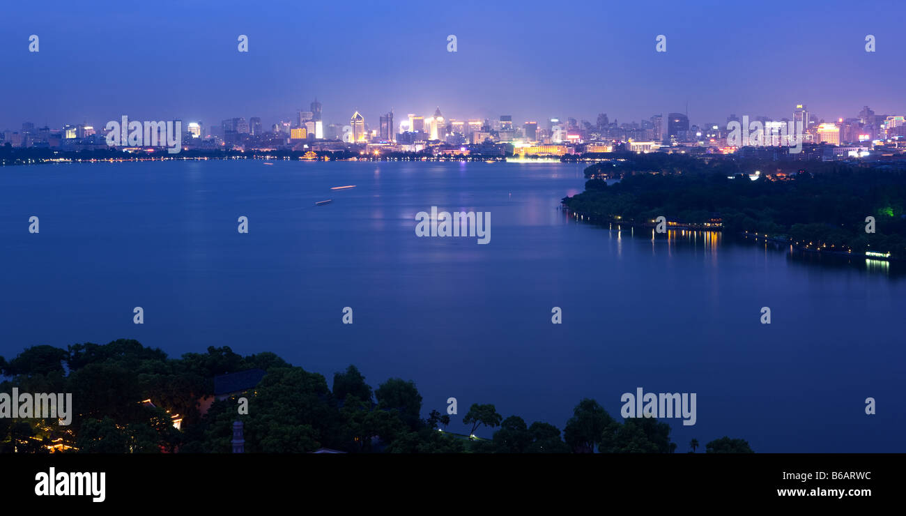 Scenario del lago occidentale di notte Hangzhou nella provincia di Zhejiang Foto Stock