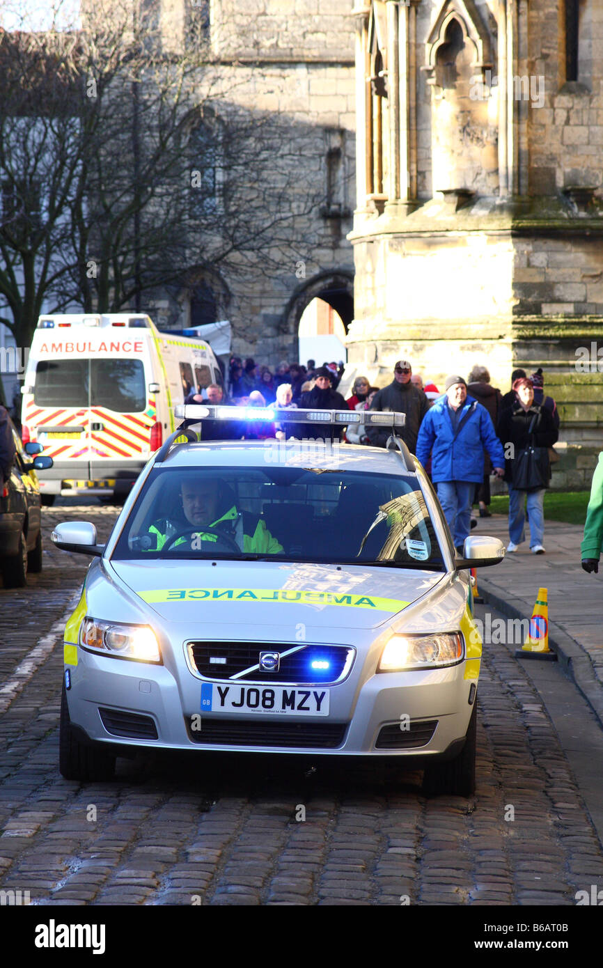 Paramedic auto risponde a una situazione di emergenza in una città del Regno Unito. Foto Stock