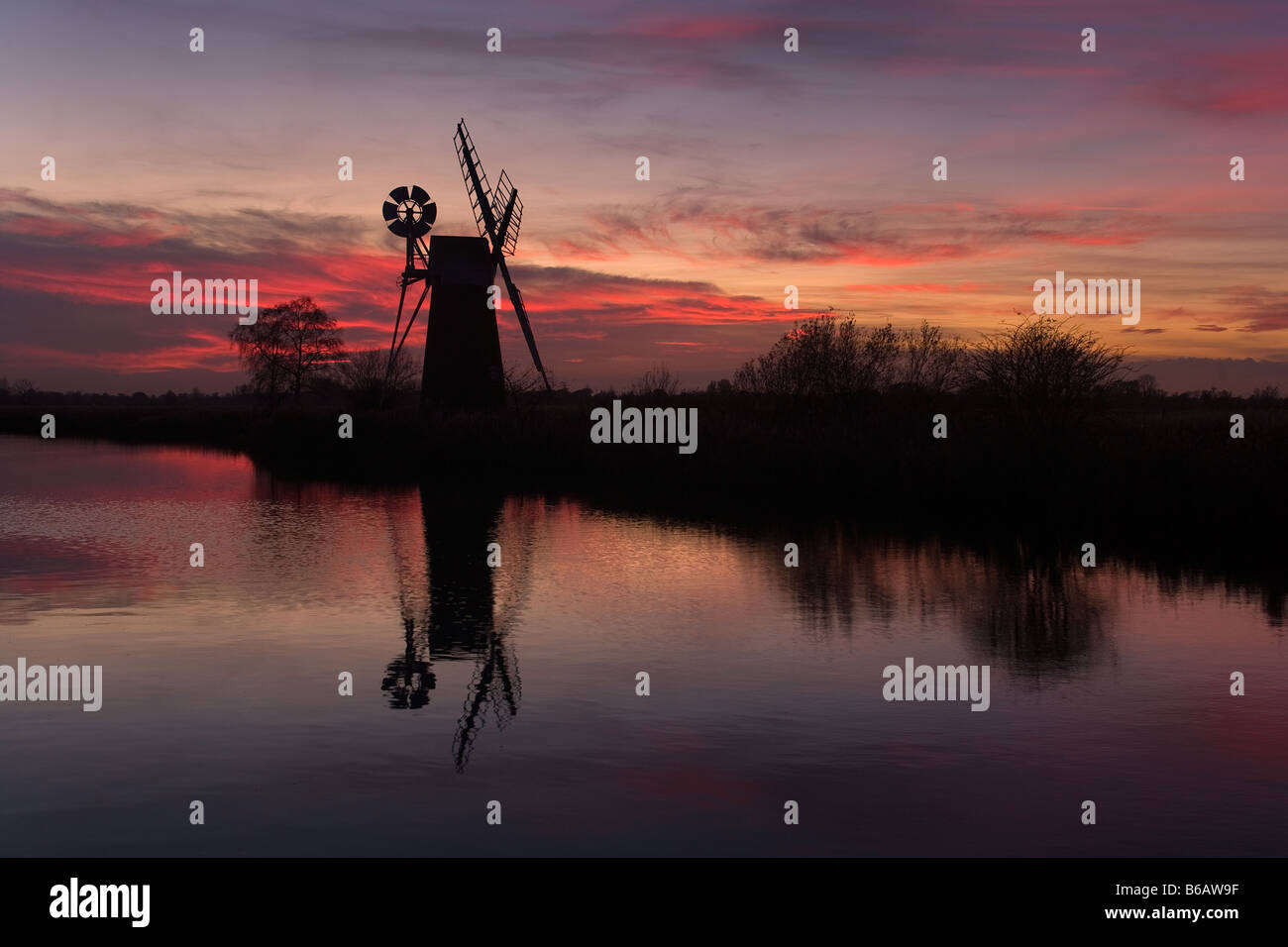 Turf Fen il drenaggio mulino sul fiume Ant a come Hill Norfolk Broads in un tramonto in inverno Foto Stock