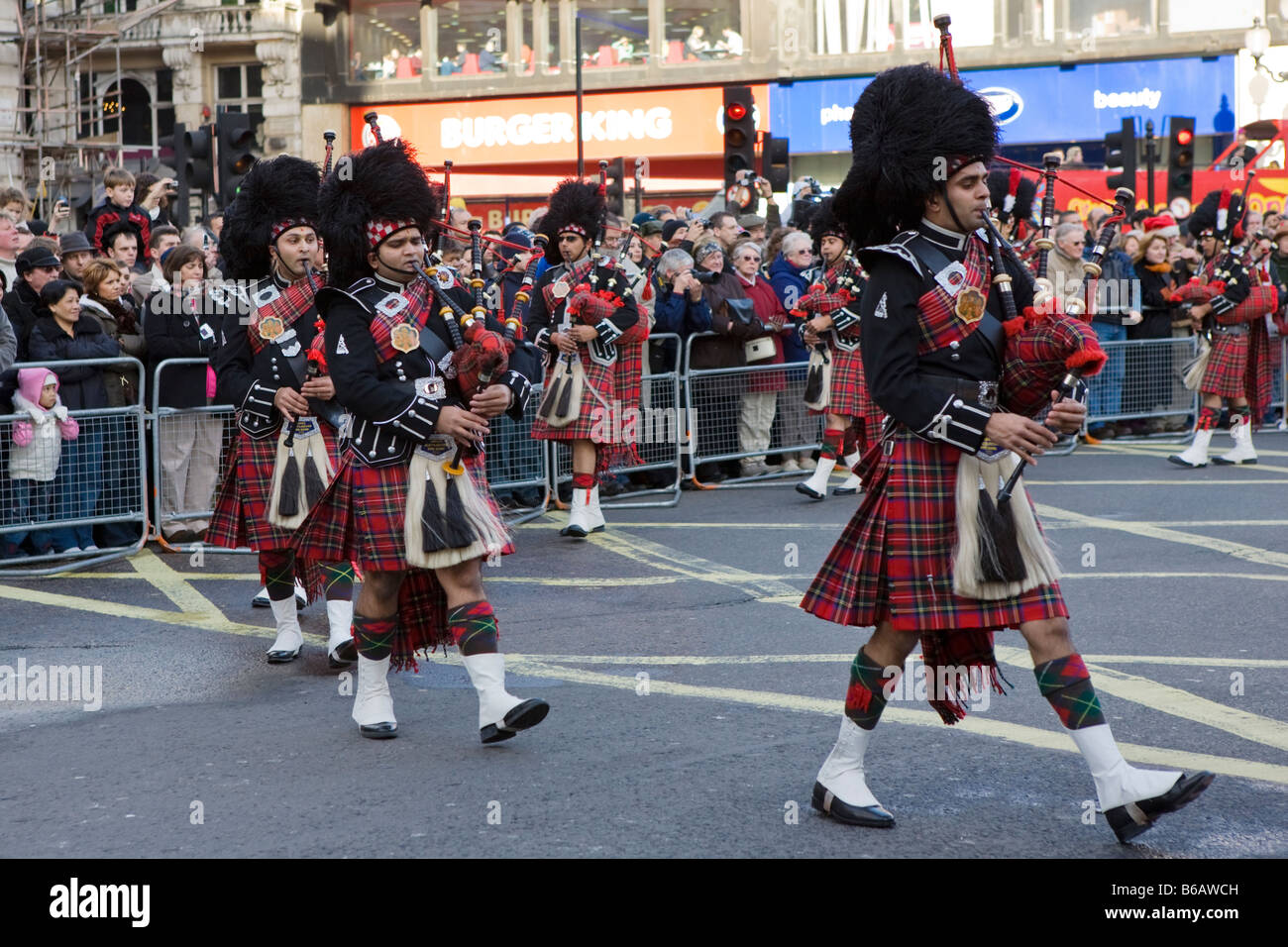 Un pakistano Scottish Marching Band performanti a Londra il giorno di Capodanno Parade 2007 Foto Stock
