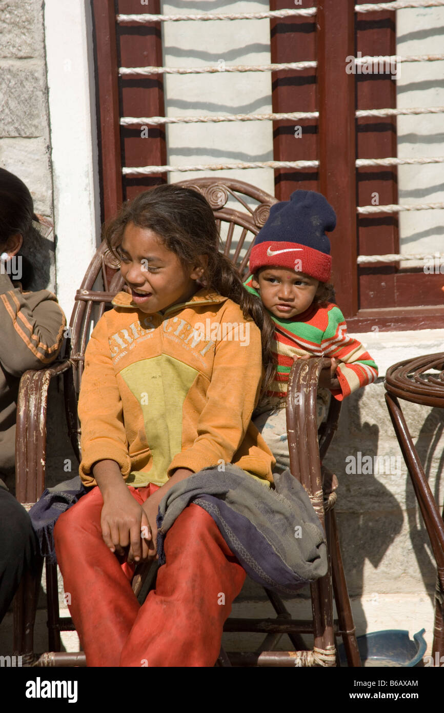 Bambini nepalesi nel villaggio di Ghandruk nella catena Hannapurna, Himalaya, Nepal Foto Stock