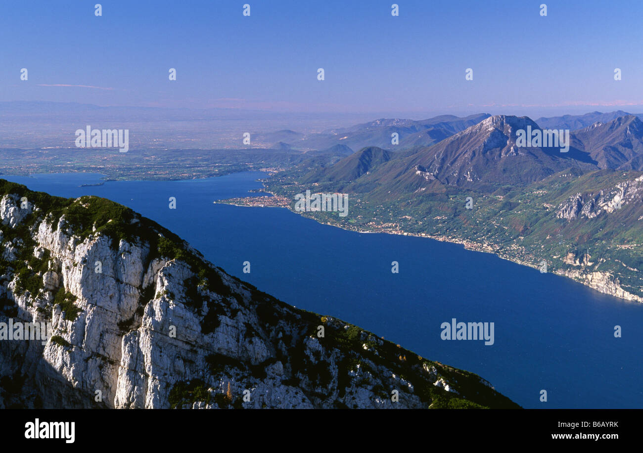 Vista dalla Cima delle Pozzette sul Monte Baldo a sud-ovest lungo il lago di Garda. Vicino a Malcesine, Verona, Veneto, Italia. Foto Stock