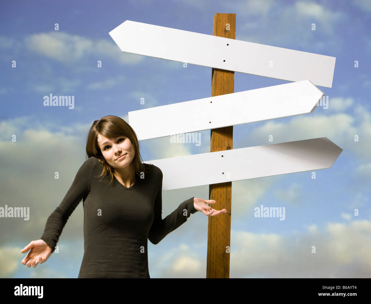 Donna che guarda per le direzioni Foto Stock