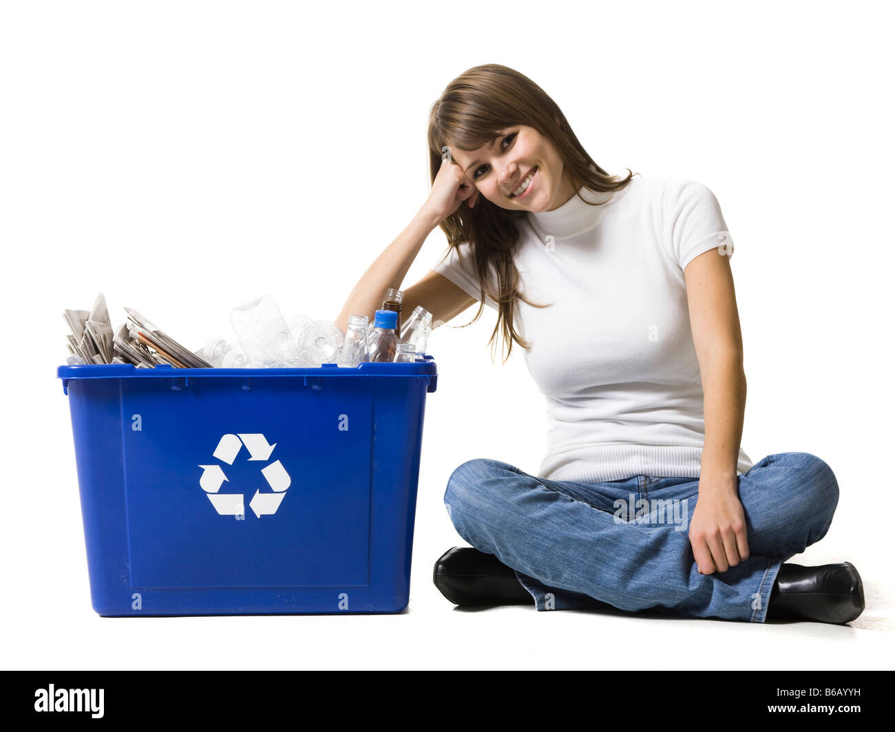 Donna con un contenitore di riciclaggio Foto Stock
