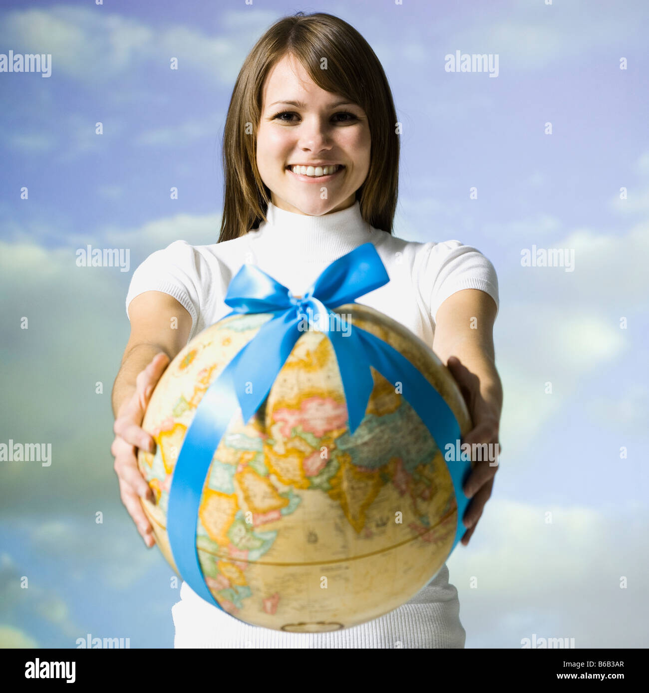 Donna che mantiene un globo Foto Stock
