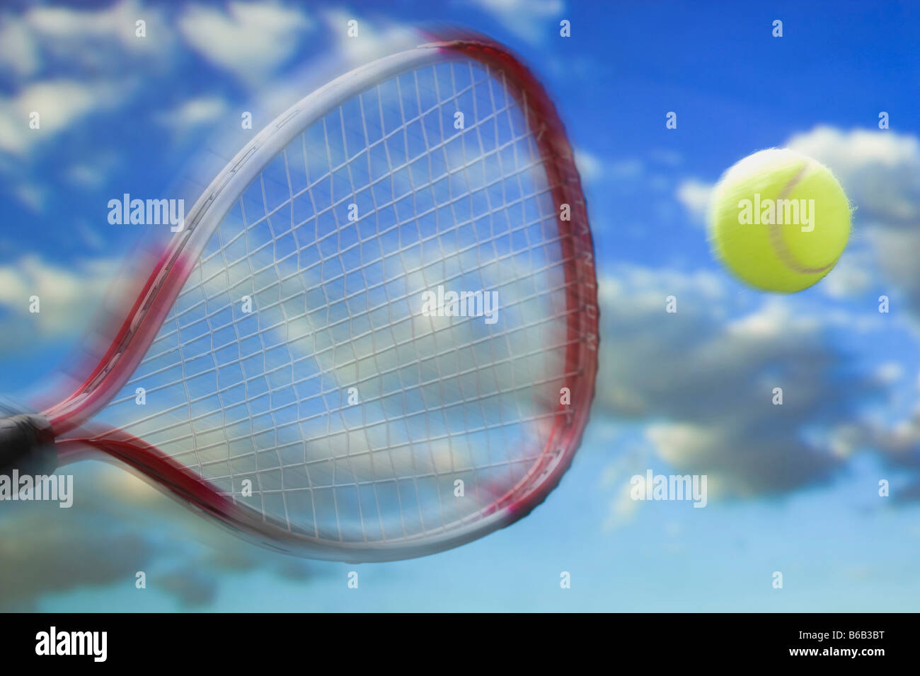 Racket di colpire una pallina da tennis Foto Stock