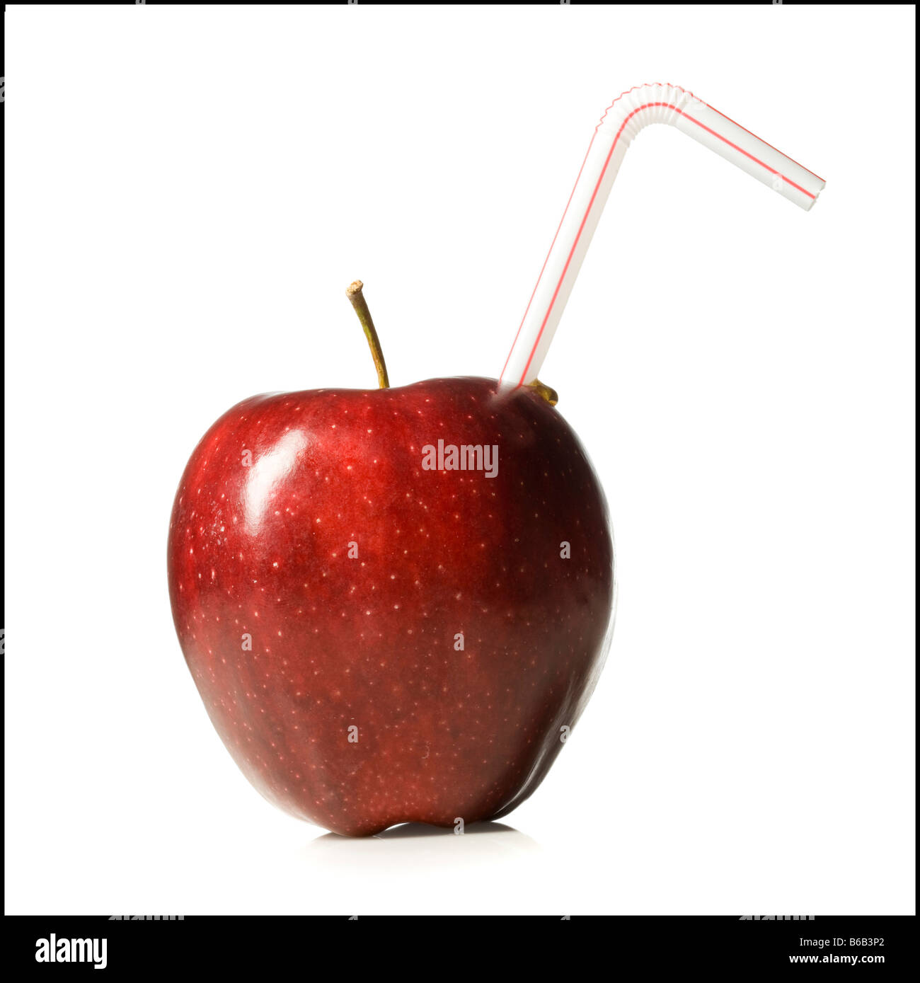 Red delicious apple con una cannuccia in esso Foto Stock
