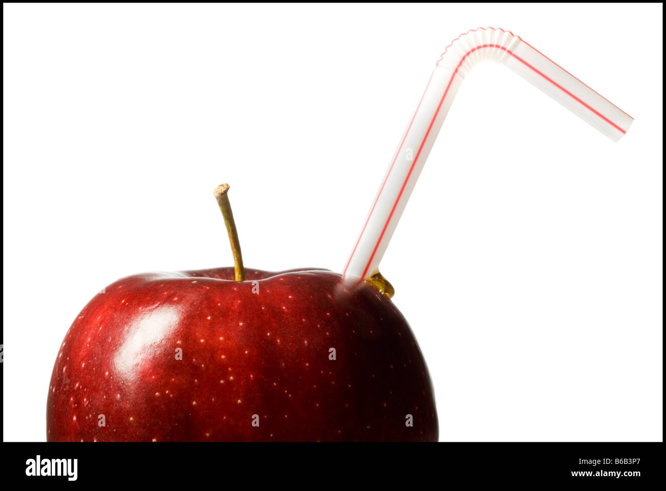 Red delicious apple con una cannuccia in esso Foto Stock