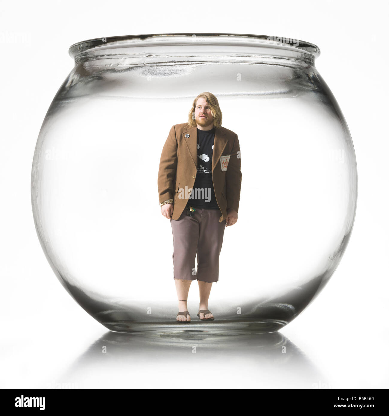 Uomo in una terrina di pesce Foto Stock