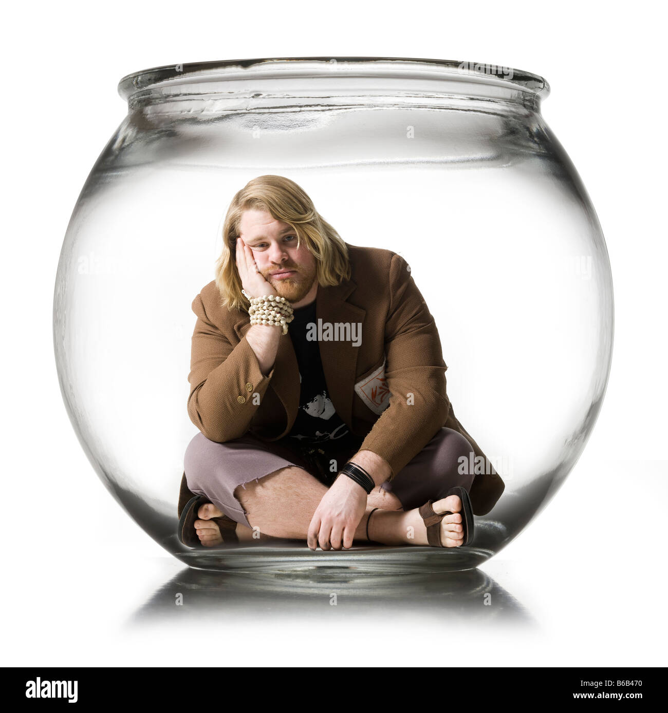 Uomo in una terrina di pesce Foto Stock