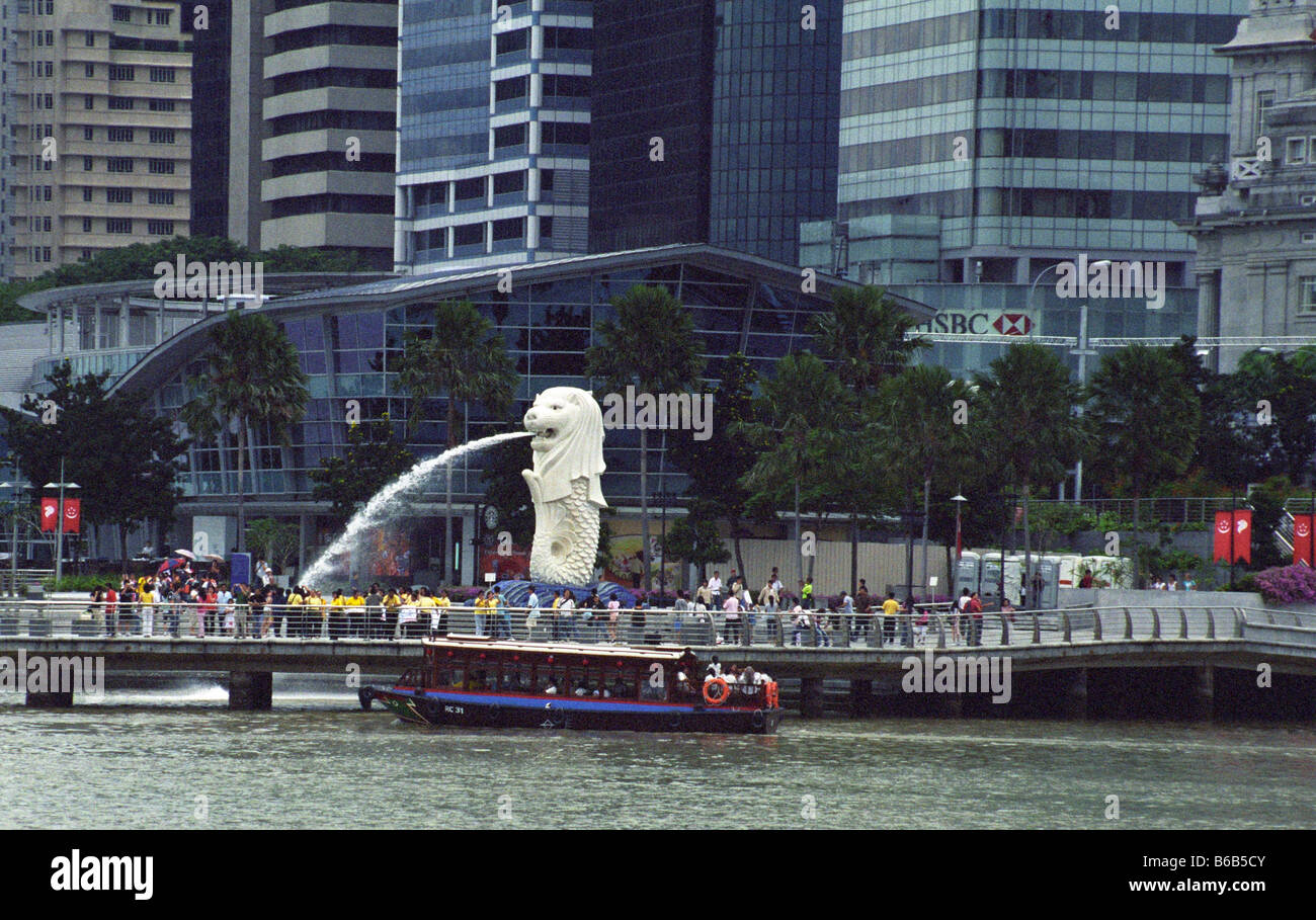 Merlion e imbarcazione turistica Marina Bay, Singapore Foto Stock