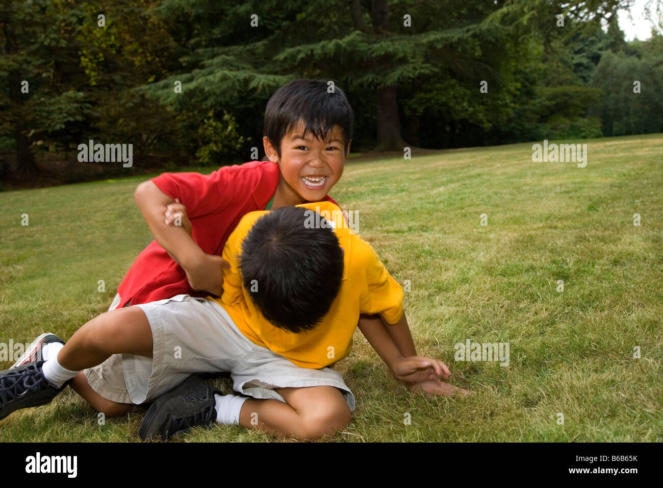 Ragazzi asiatici giocando in posizione di parcheggio Foto Stock