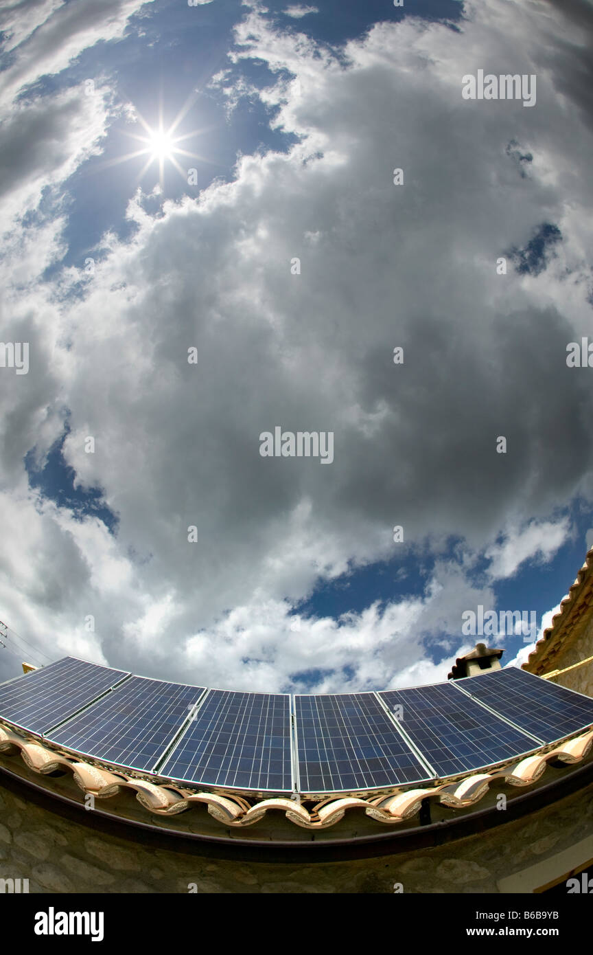 Foto-voltaico pannelli montati sul tetto in Spagna Foto Stock