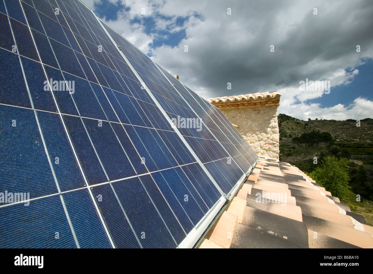 Foto-voltaico pannelli montati sul tetto in Spagna Foto Stock