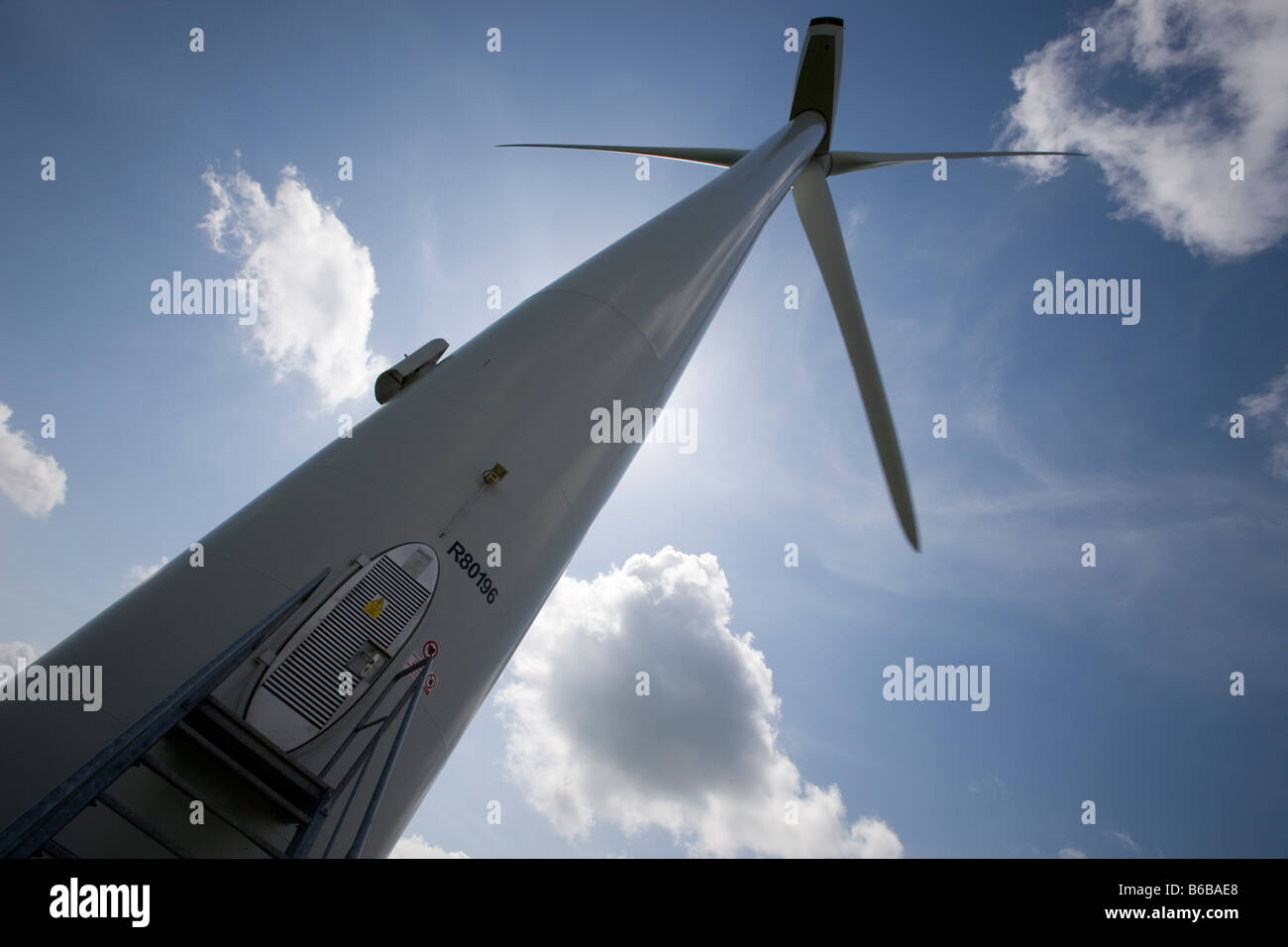 Singola turbina eolica con sky Foto Stock