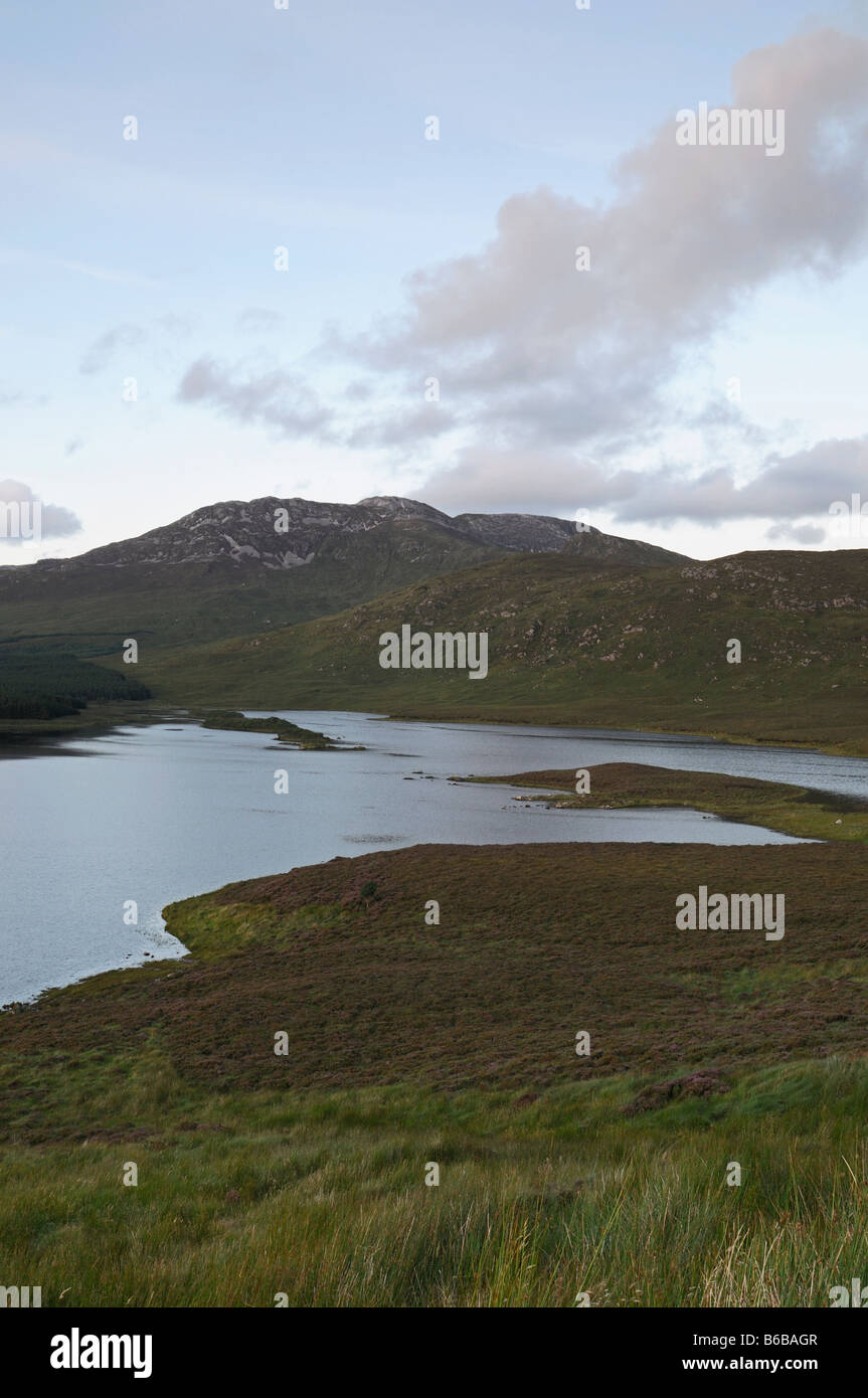 Bencullagh lough lago nahillion Parco Nazionale del Connemara galway ovest Irlanda Cielo di tramonto glow dodici perni benna beola Foto Stock