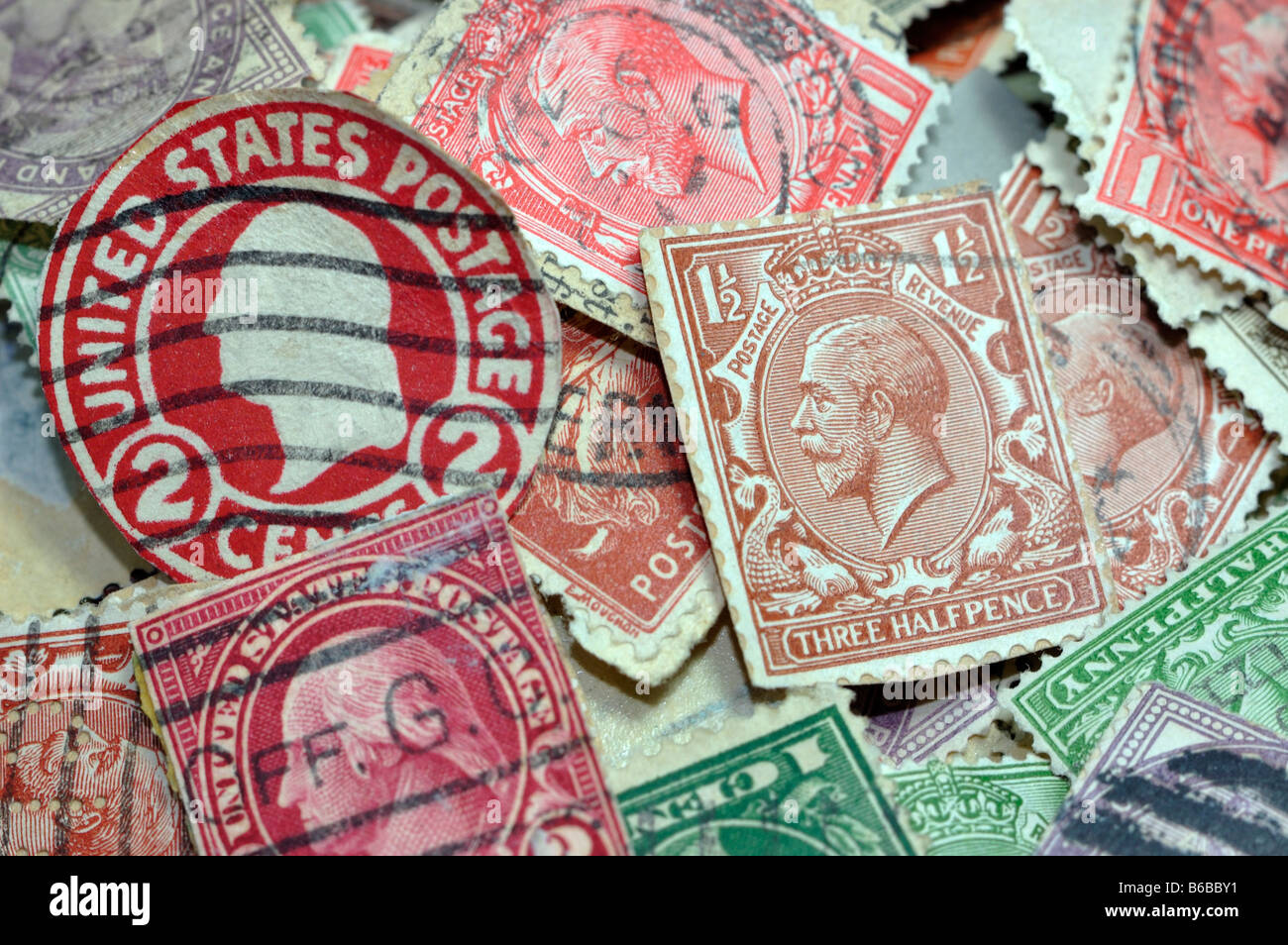 Primo piano di una collezione di annullato international francobolli Foto Stock