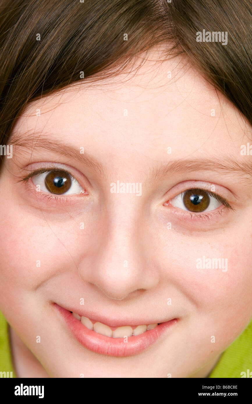 Sorridente ragazza 14 anni con capelli scuri Foto Stock