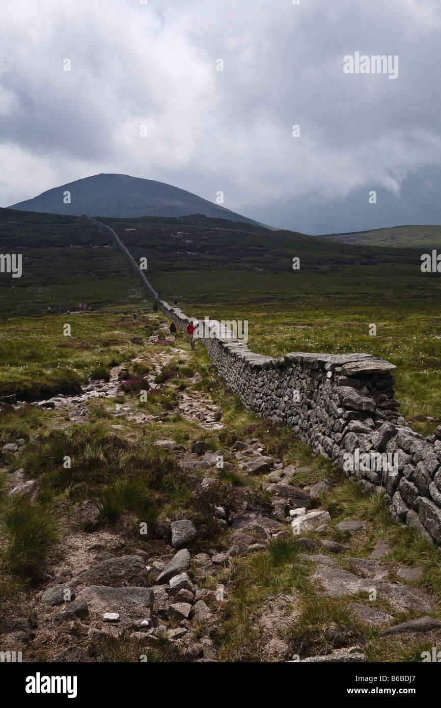 La Mourne muro, Slieve Donard, Mourne Mountains, County Down, Irlanda del Nord Foto Stock