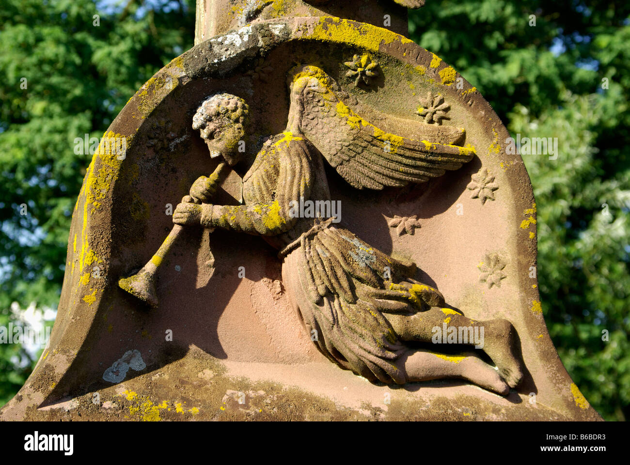 Angelo scultura statua soffiando una tromba Foto Stock
