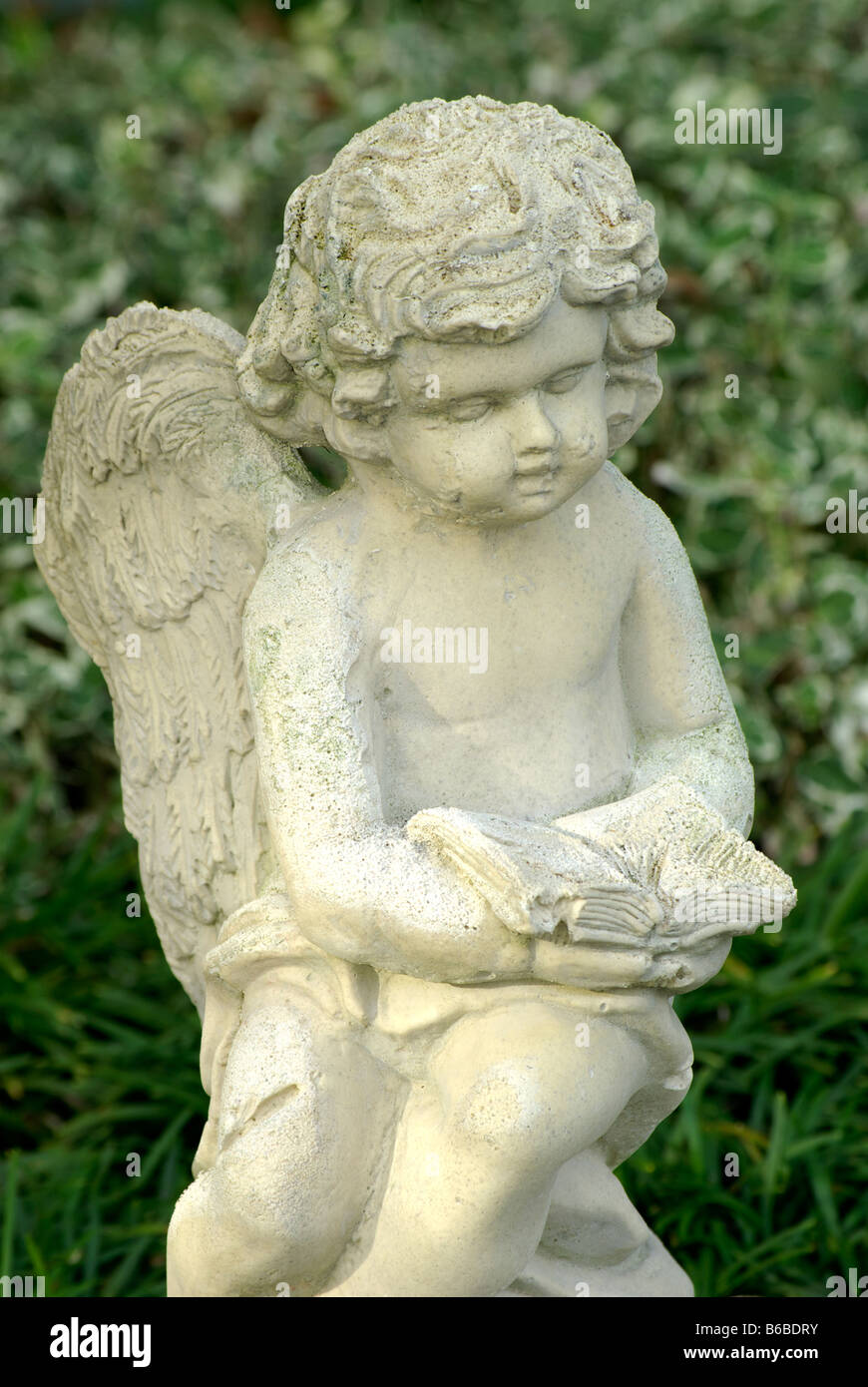 Angelo scultura statua la scrittura e la lettura Foto Stock