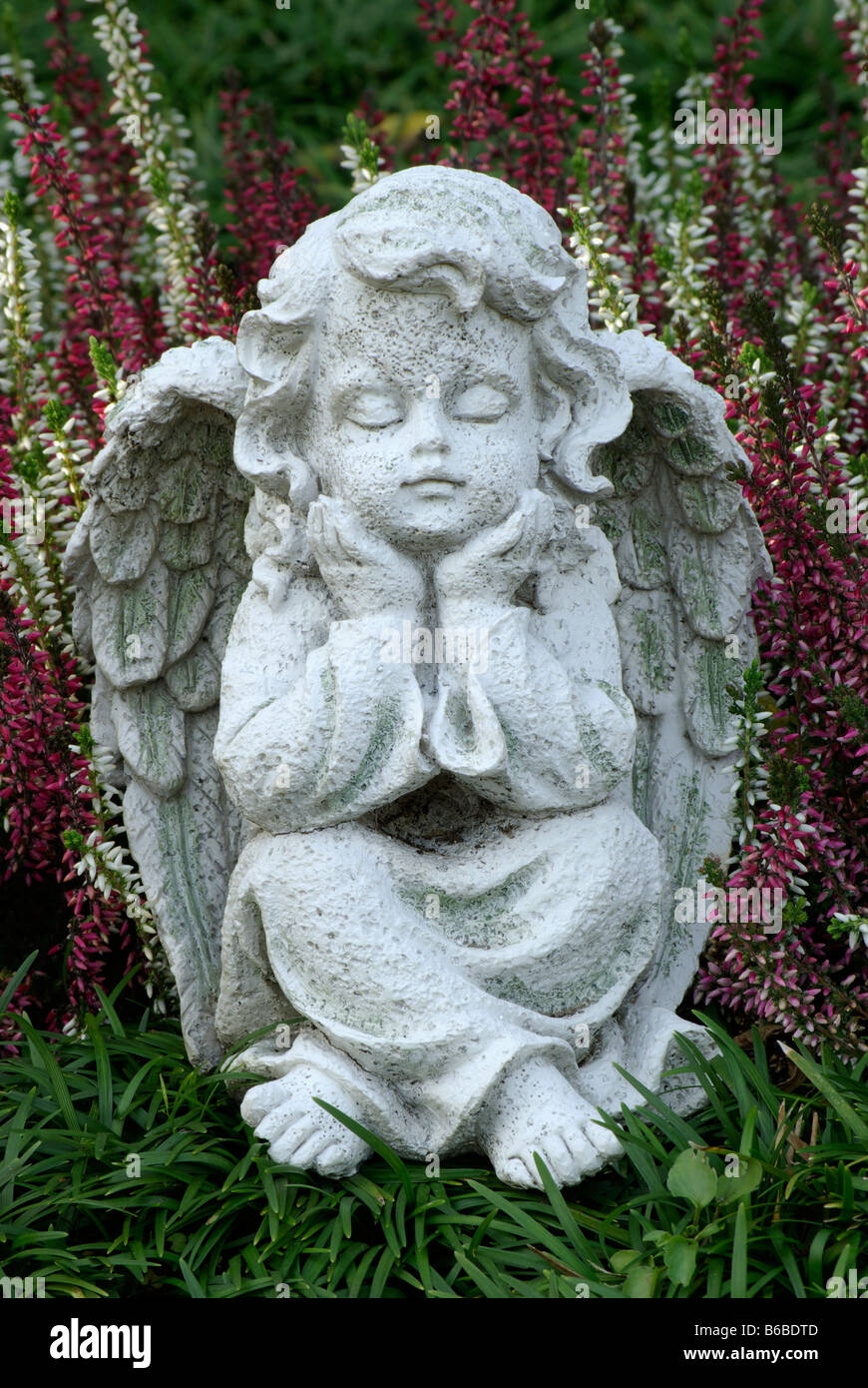 Angelo scultura statua pensando in mezzo autunno heather Foto Stock