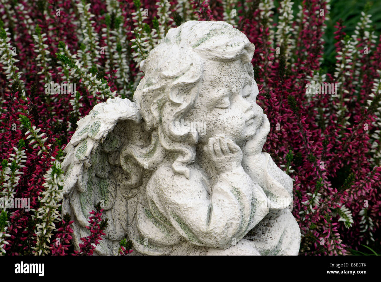 Angelo scultura statua pensando in mezzo autunno heather Foto Stock