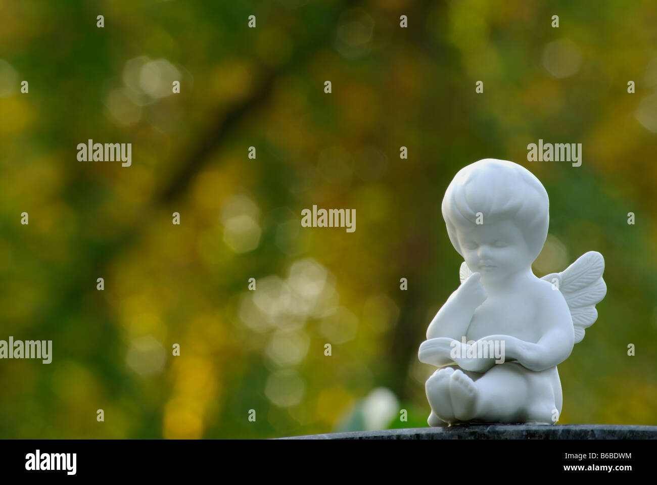 Angelo scultura statua la lettura di un libro Foto Stock
