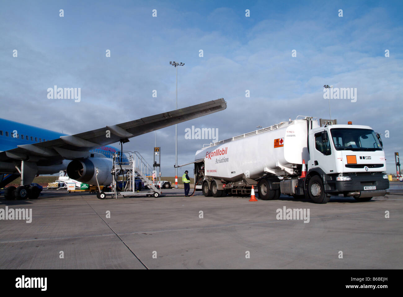 ExxonMobil Aviation tecnico il rifornimento aereo all'Aeroporto di Birmingham Foto Stock