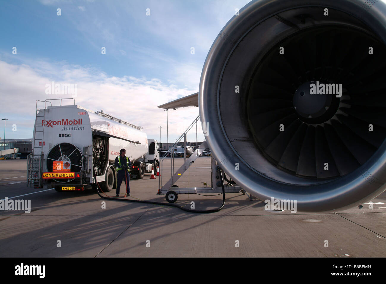 ExxonMobil Aviation tecnico il rifornimento aereo all'Aeroporto di Birmingham Foto Stock