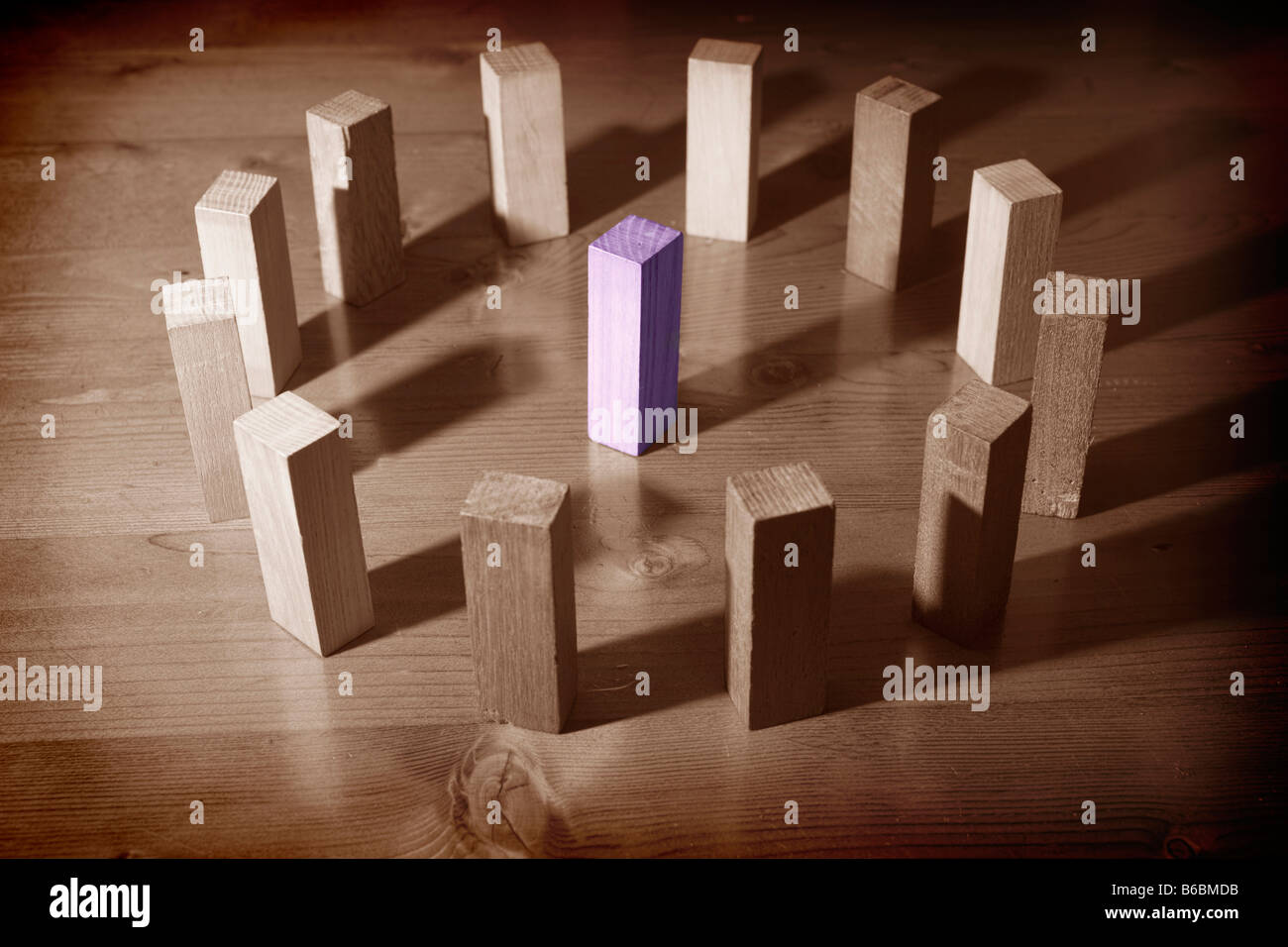 Una banda che circonda una figura. Saranno in grado di interrogare, ridicolo, molestare terrorizzare, battere o omicidio? Foto Stock