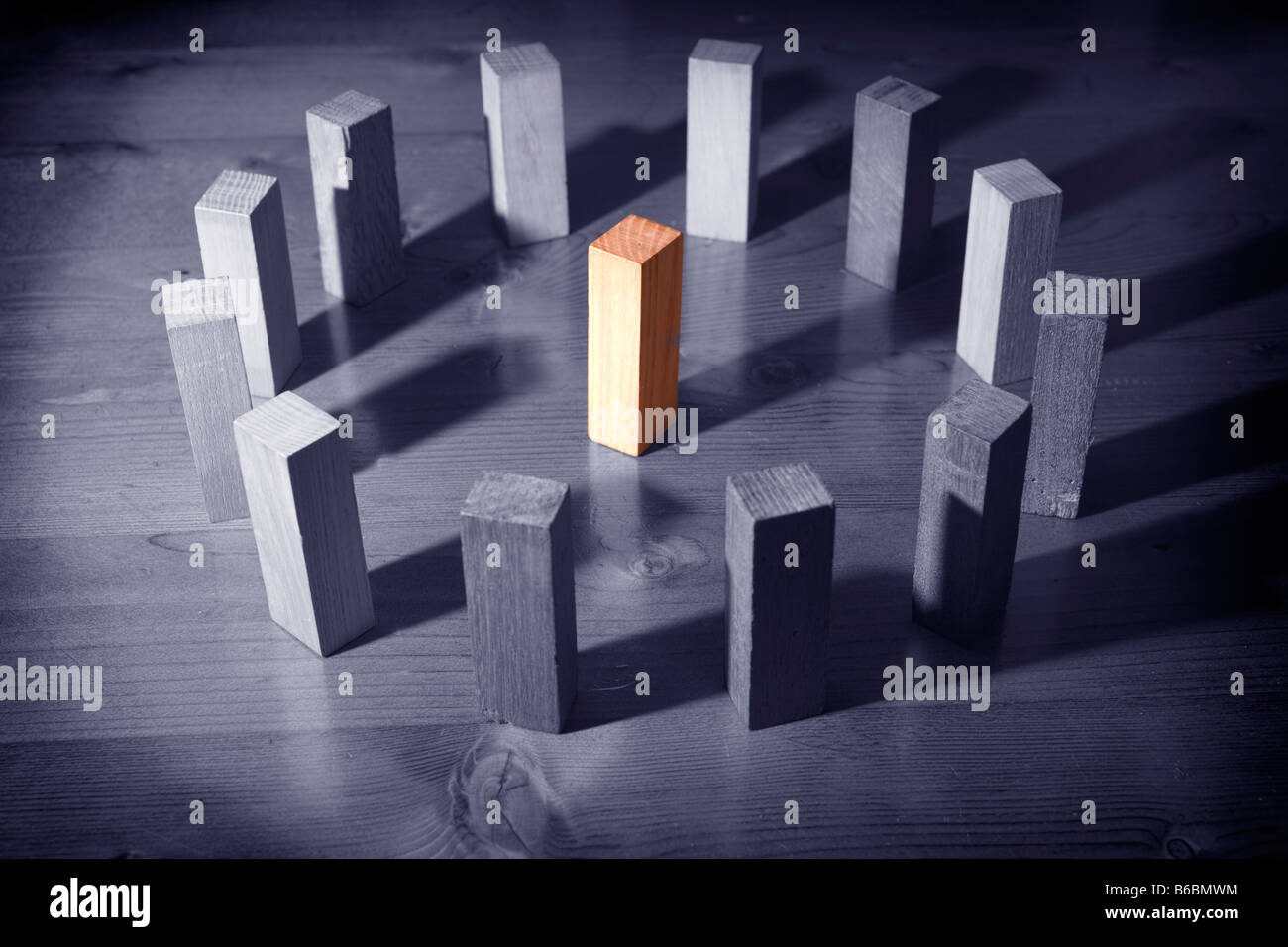 Una banda che circonda una figura. Saranno in grado di interrogare, ridicolo, molestare terrorizzare, battere o omicidio? Foto Stock