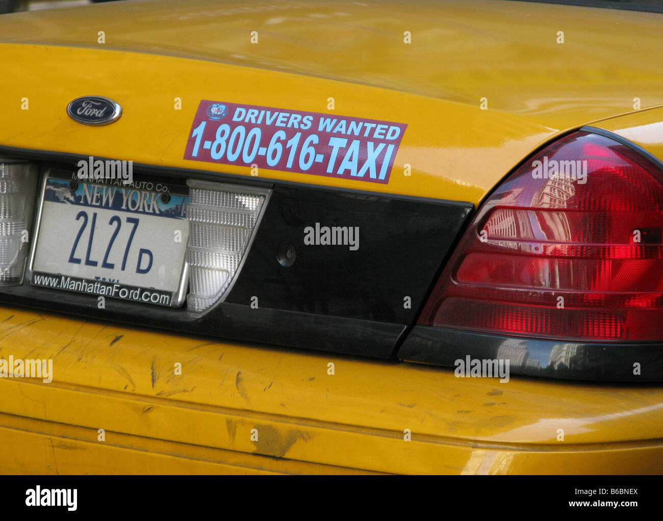 Driver voleva paraurti adesivo New York taxi giallo dettaglio cabina - Ford Crown Victoria auto Crown Vic Foto Stock