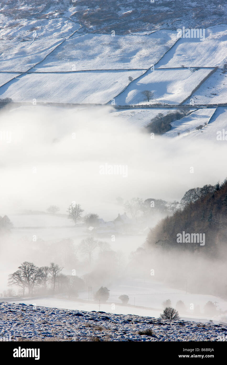La chiesa ospita Farndale in inverno la neve e nebbia North York Moors National Park nello Yorkshire Foto Stock