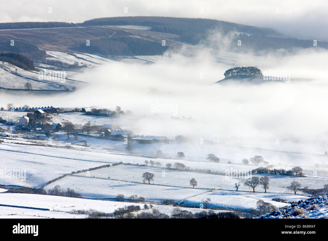 Rosedale in inverno la neve e nebbia dall'Blakey Ridge North York Moors National Park nello Yorkshire Foto Stock