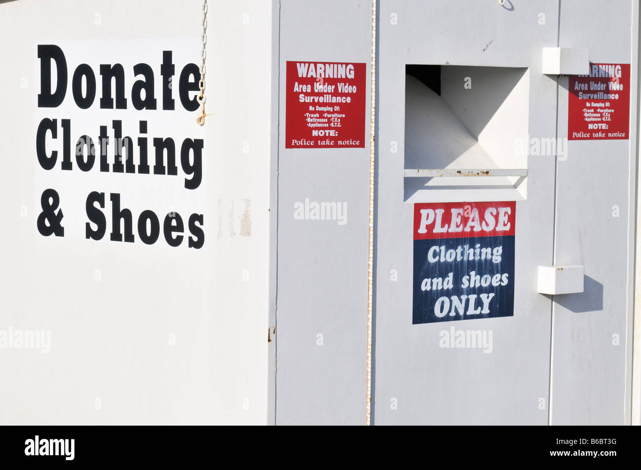 Scomparto di donazione per beneficenza per abbigliamento e calzature. Foto Stock