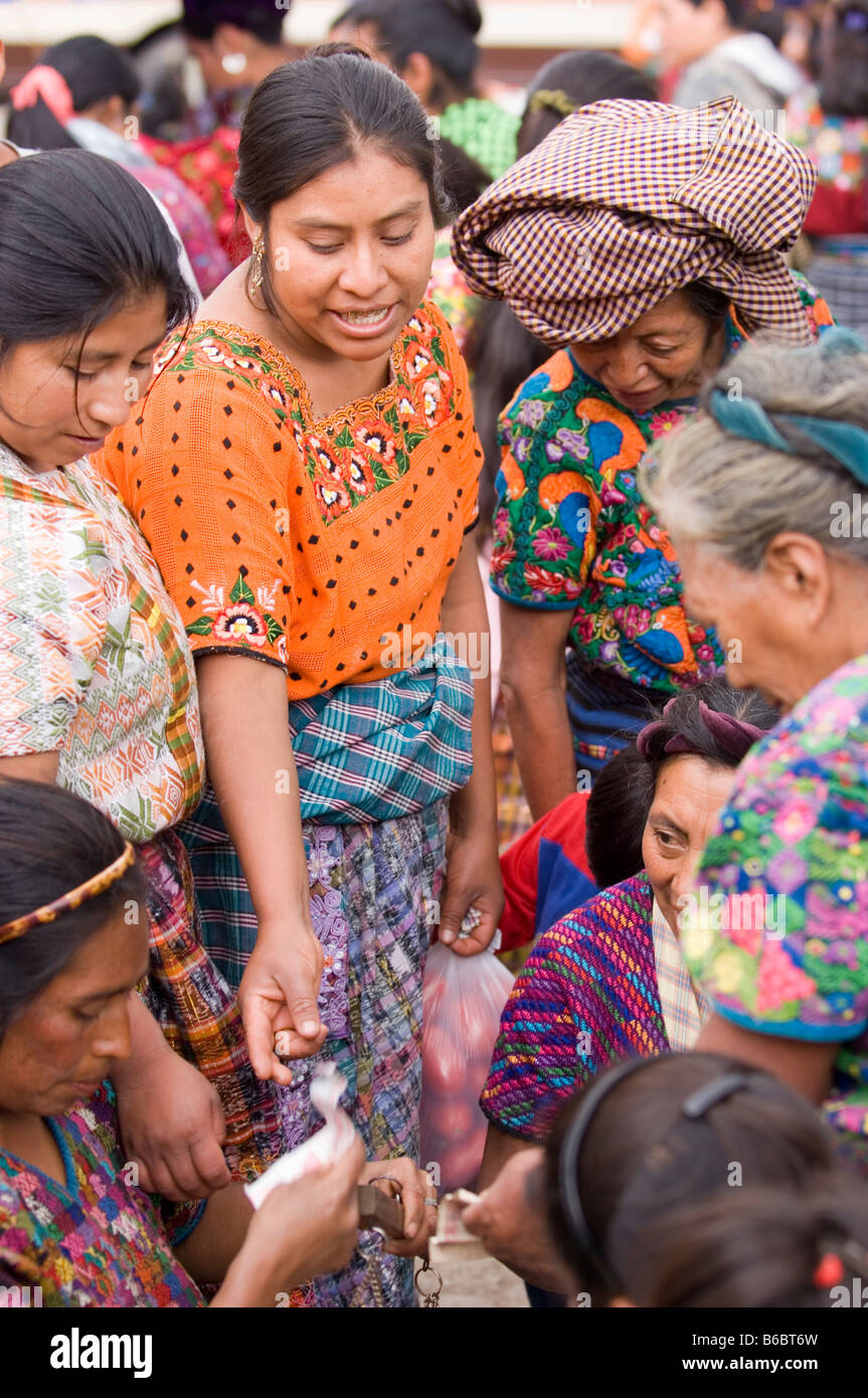 Le donne indigene in variopinti costumi tradizionali sul mercato di Santa Maria de Jesus, Guatemala Foto Stock