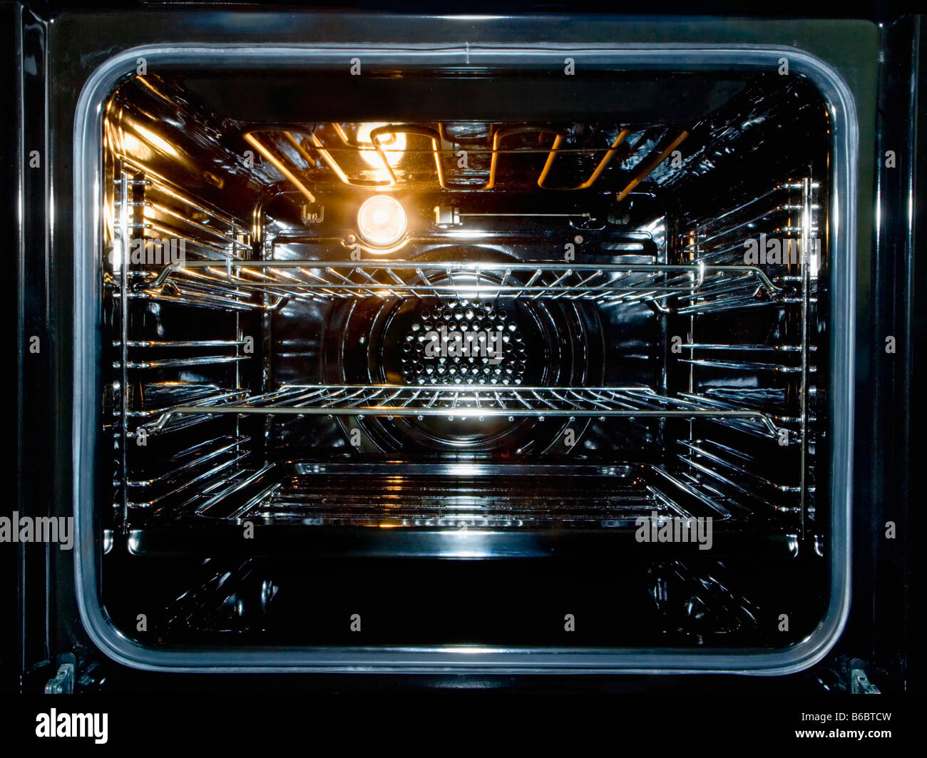 L'interno di un nuovo forno elettrico con la luce Foto stock - Alamy