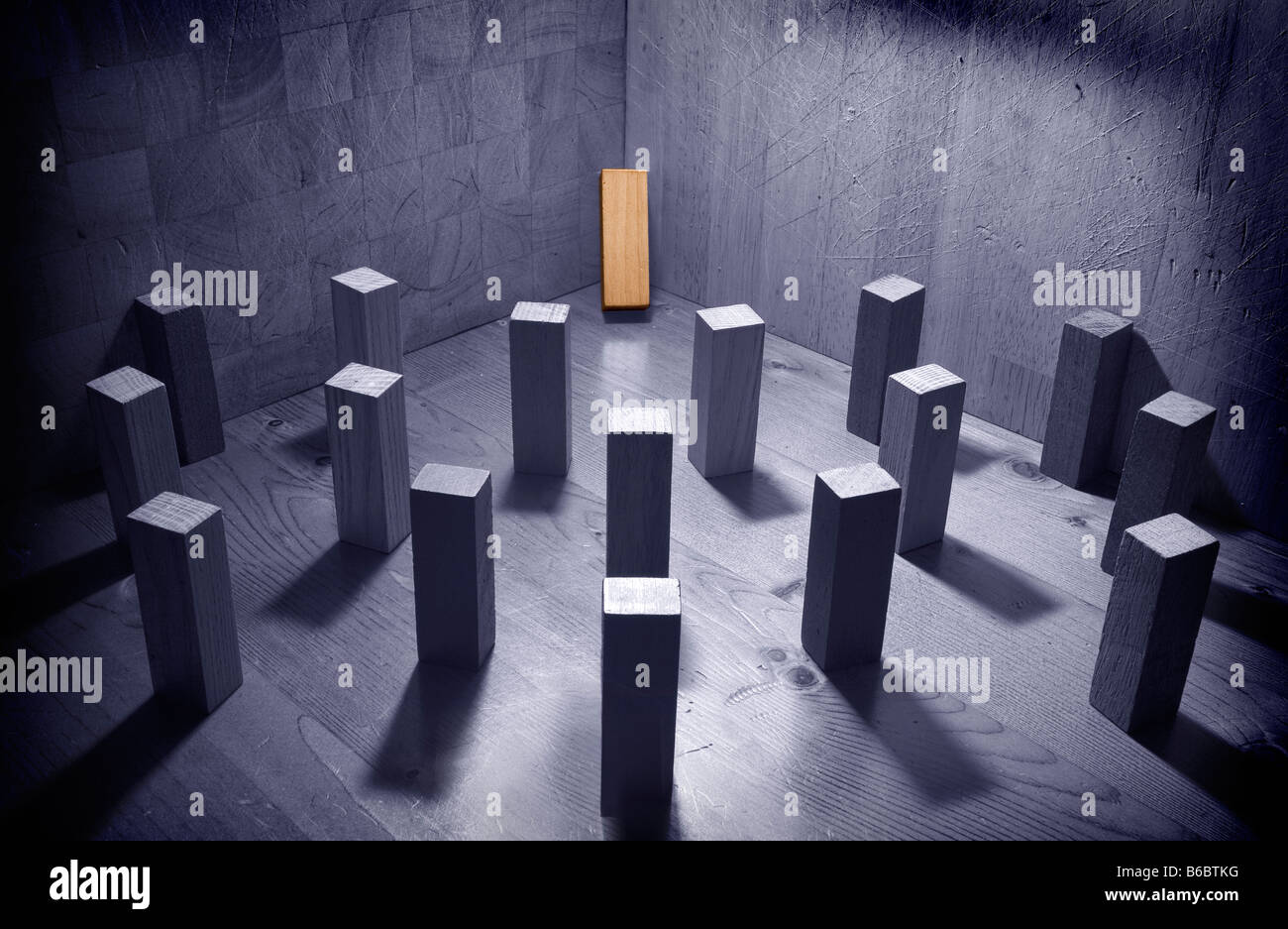 Una figura è monopolizzato da una pista. Saranno in grado di interrogare, ridicolo, tormento, molestare terrorizzare, battere o omicidio? Foto Stock