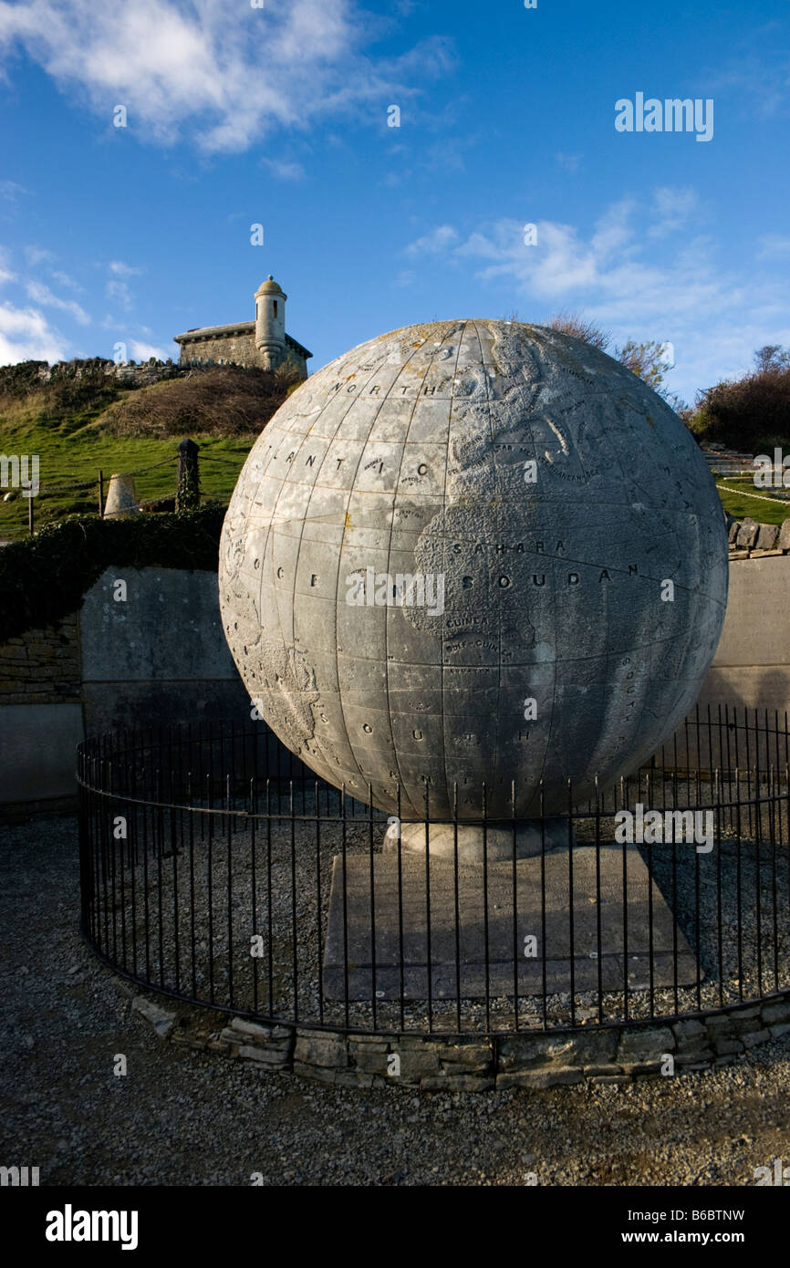 Il globo a Durlston Country Park, Swanage, Dorset. Fatta di 40 tonnellate di cemento, che mostra al mondo come è stato molti anni fa. Foto Stock