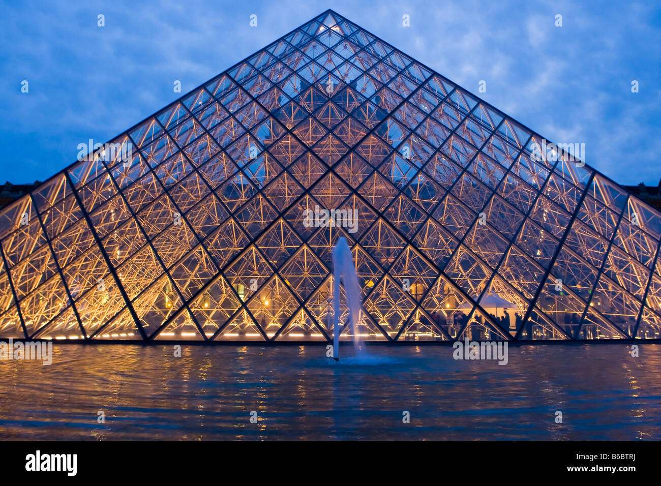 L'Ala Richelieu del Louvre attraverso la sua piramide in vetro ingresso, Parigi Foto Stock