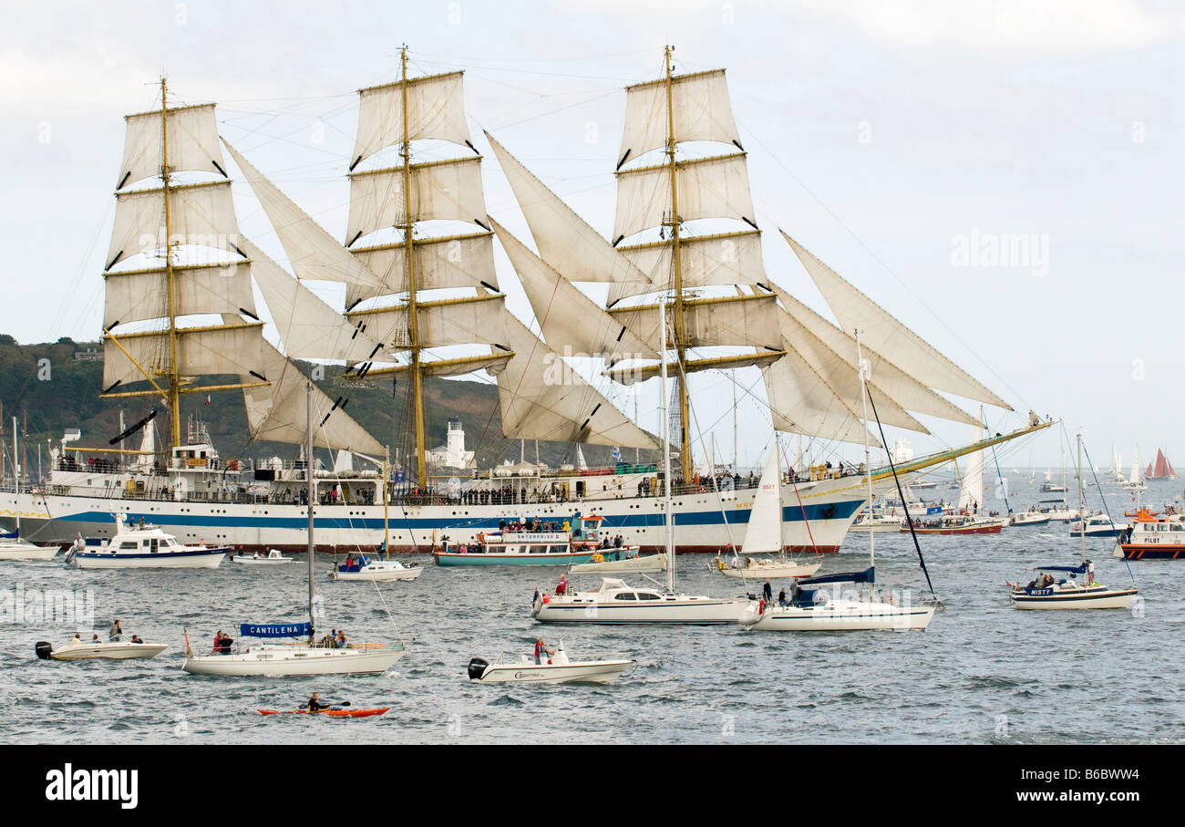 Classe russo a Tall Ship 'Mir' circondato da navi di piccole dimensioni durante Funchal TALL SHIPS REGATTA, Falmouth, Cornwall, Regno Unito Foto Stock