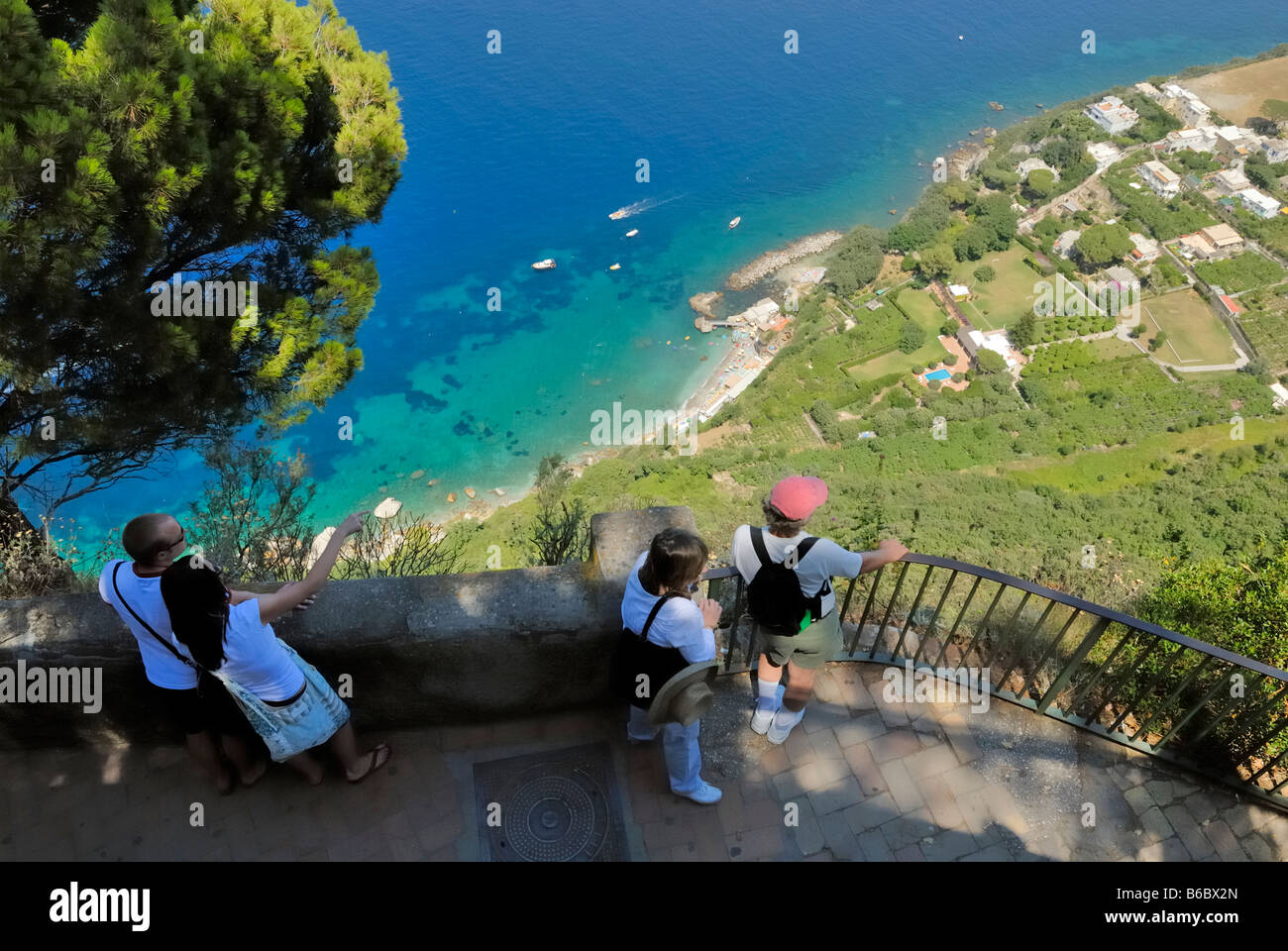 Golfo di Napoli e il bagno di Tiberio, visto dal villaggio di Anacapri, Isola di Capri, Campania, Italia, Europa. Foto Stock