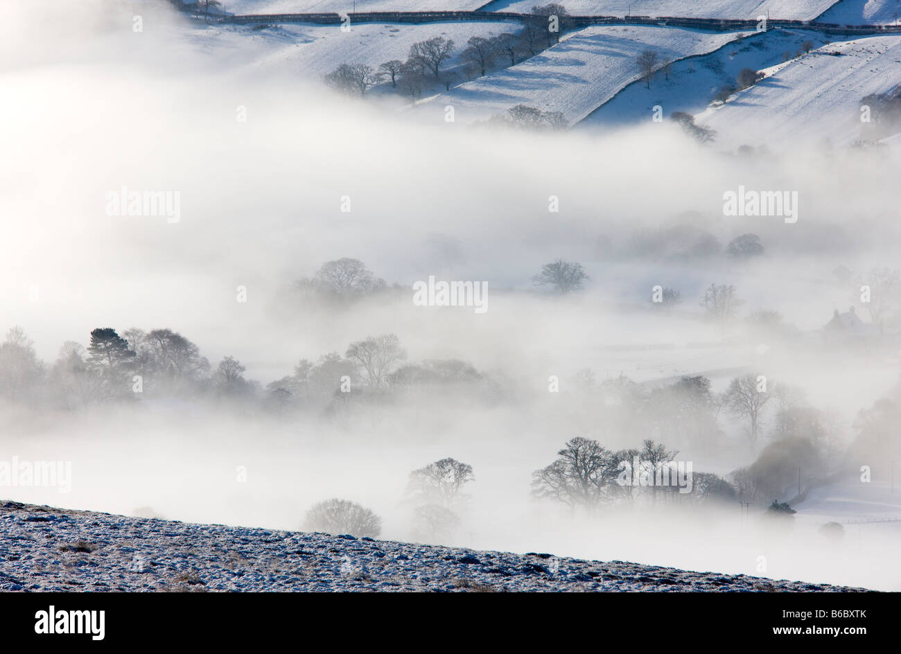 La chiesa ospita Farndale in inverno la neve e nebbia North York Moors National Park nello Yorkshire Foto Stock